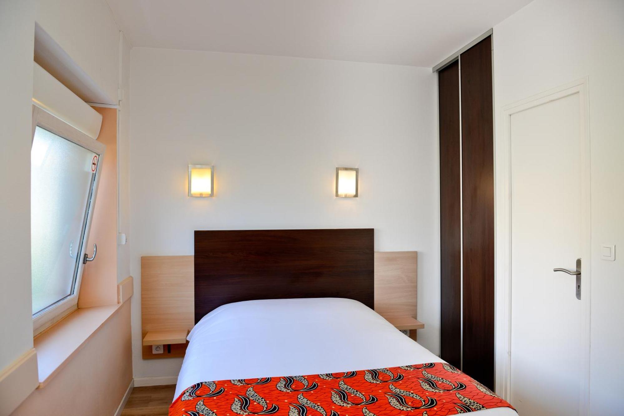 Logis Hostellerie Du Neez Gan Εξωτερικό φωτογραφία