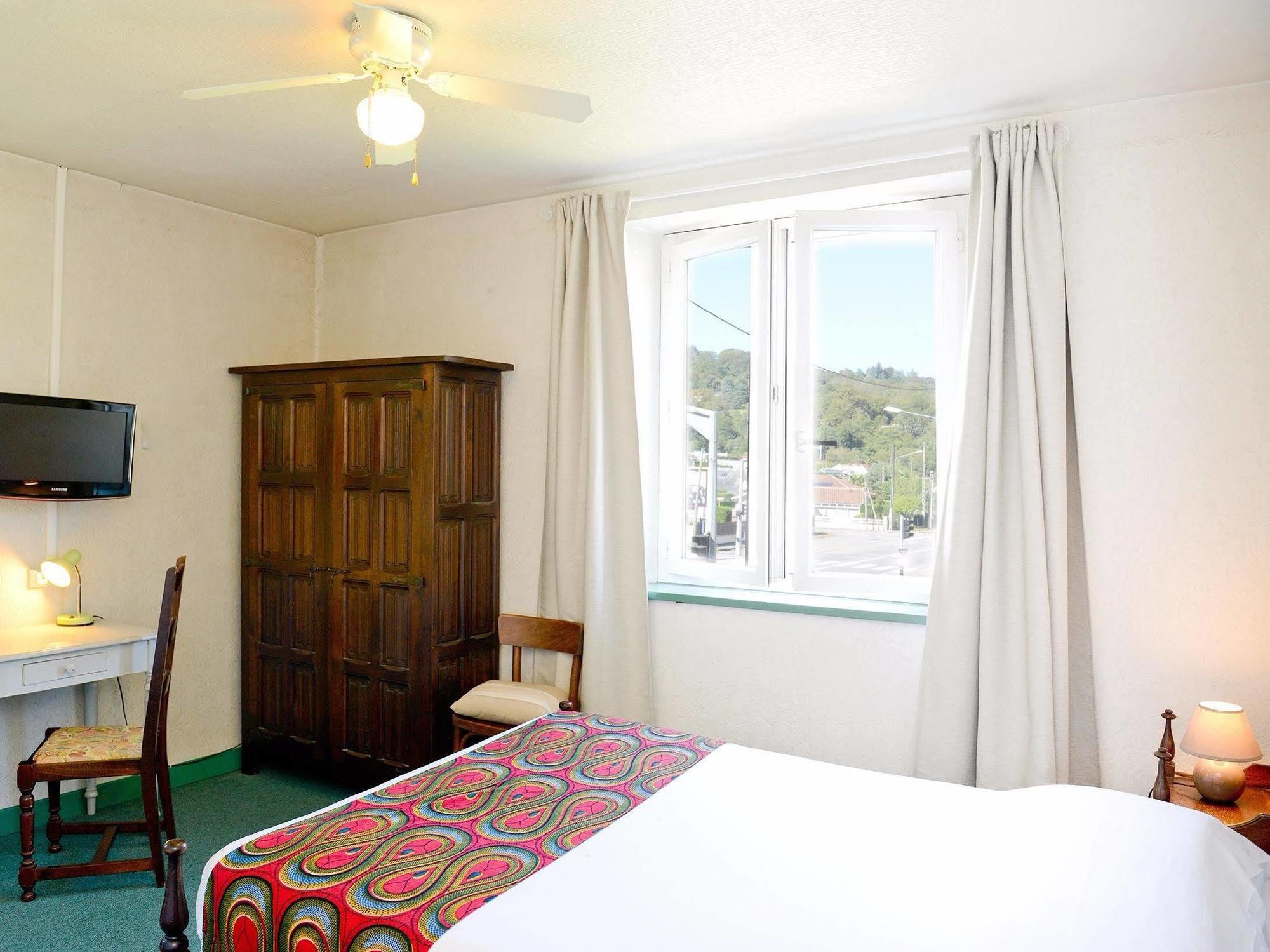 Logis Hostellerie Du Neez Gan Εξωτερικό φωτογραφία