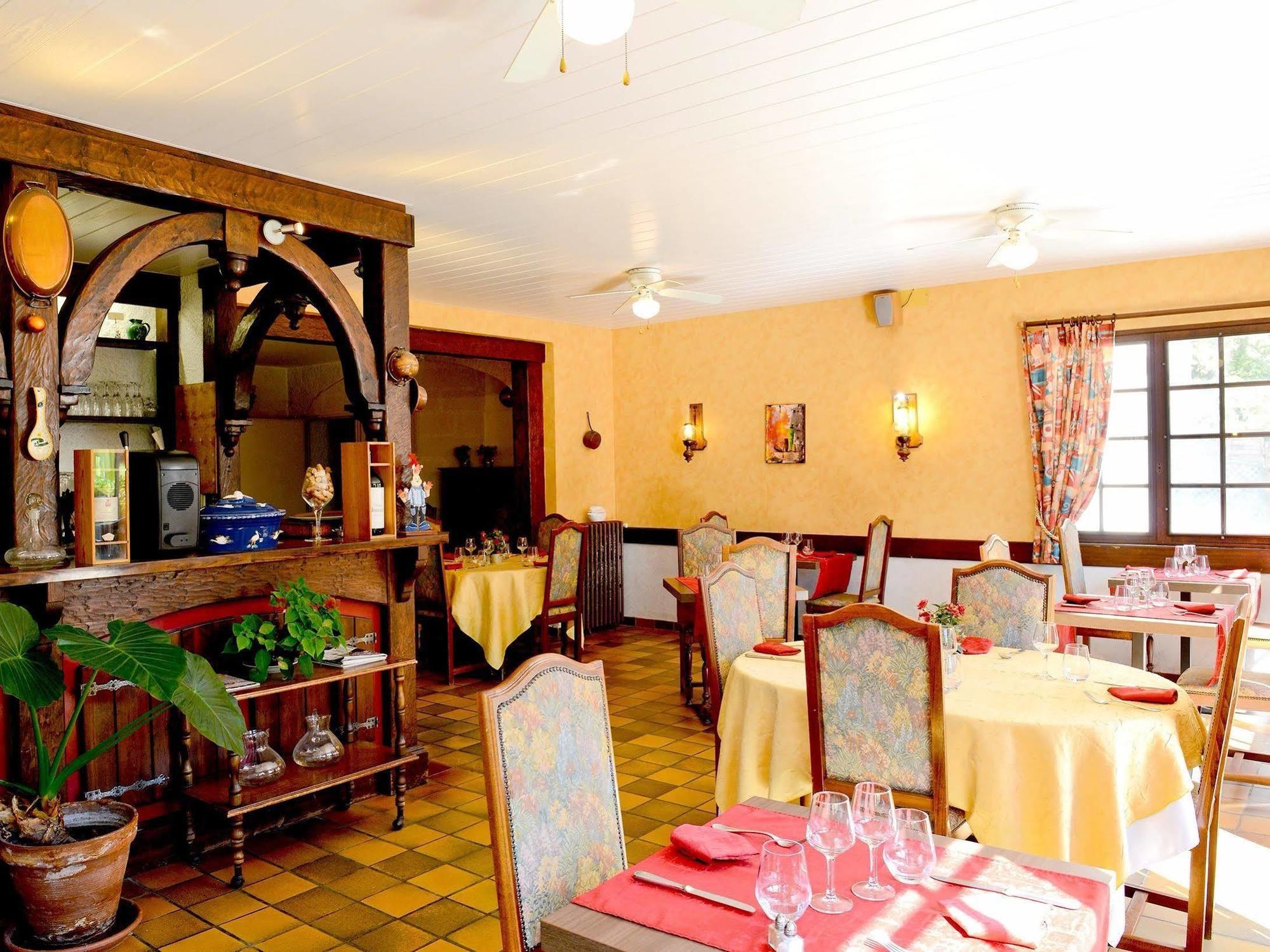 Logis Hostellerie Du Neez Gan Εξωτερικό φωτογραφία